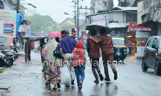 Heavy rains, thunder and lightning: Mangalureans enjoy first monsoon showers 1